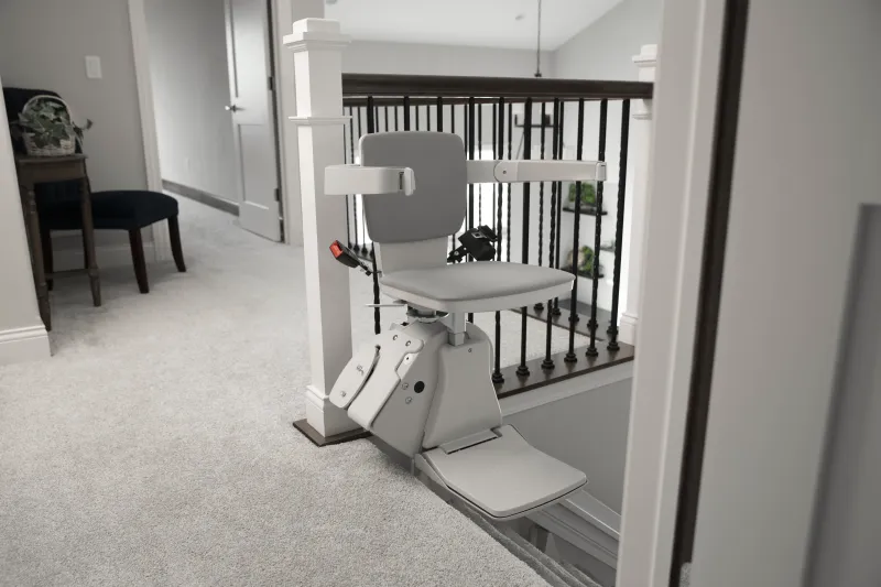 /content/image/Products/Stairlifts/Bruno Elan Stairlift/bruno-elan-top-of-stairs.webp